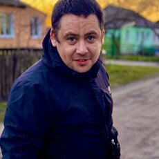 Юра, 32