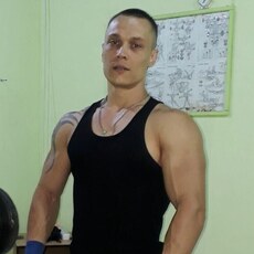 Роман, 32