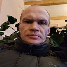 Юра, 32