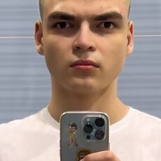 Максим, 19