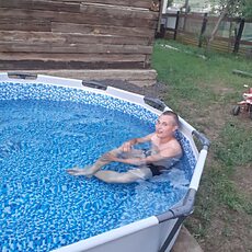 Юра, 32