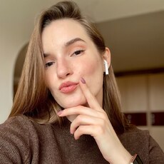 Милана, 25