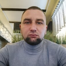Толя, 32