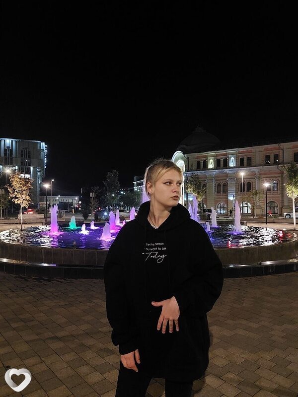 Оля