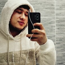 Леонид, 26