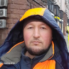 Яша, 33
