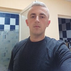 Толя, 31