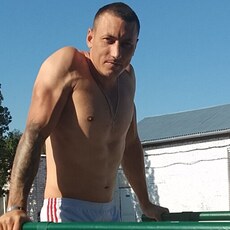 Юра, 33