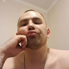 Толя, 33