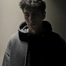 Толя, 22