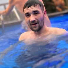 Лёва, 33