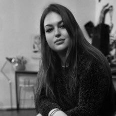 Милана, 25