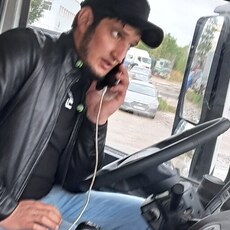 Макс, 28