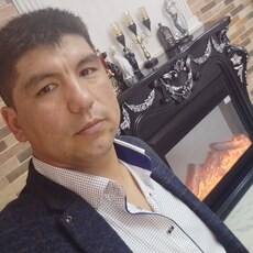 Виктор, 33