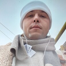 Толя, 33