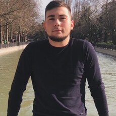 Леонид, 25